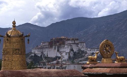 TIBET: Vista panoramica del Potala, Lhasa.